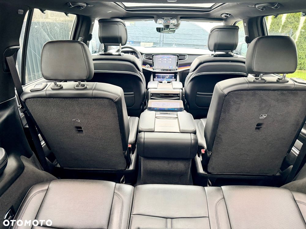 Jeep Grand Wagoneer - 33