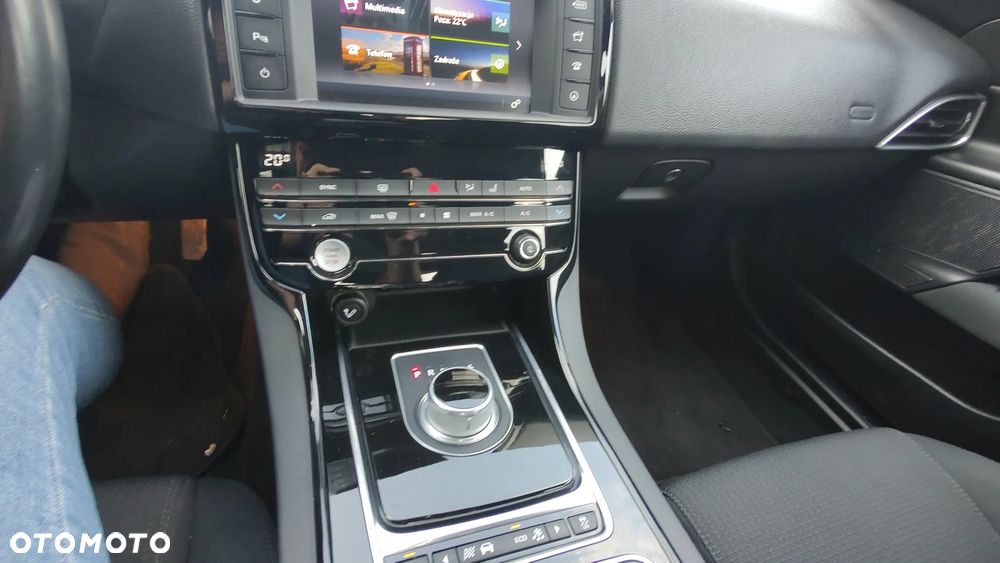 Jaguar XE - 19