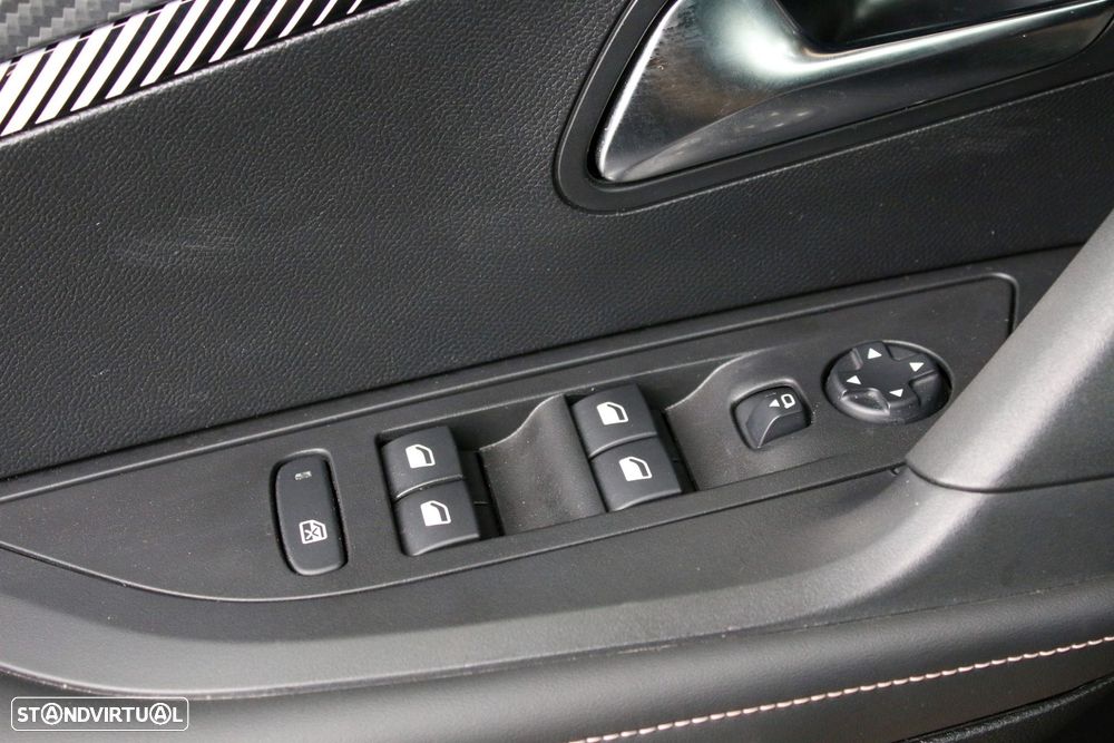 Peugeot 2008 1.2 PureTech Allure - 23