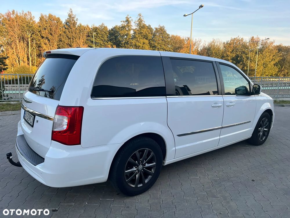 Chrysler Town & Country - 4