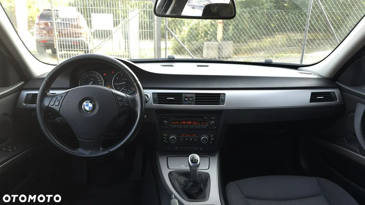 BMW Seria 3 318i Touring Edition Sport - 24