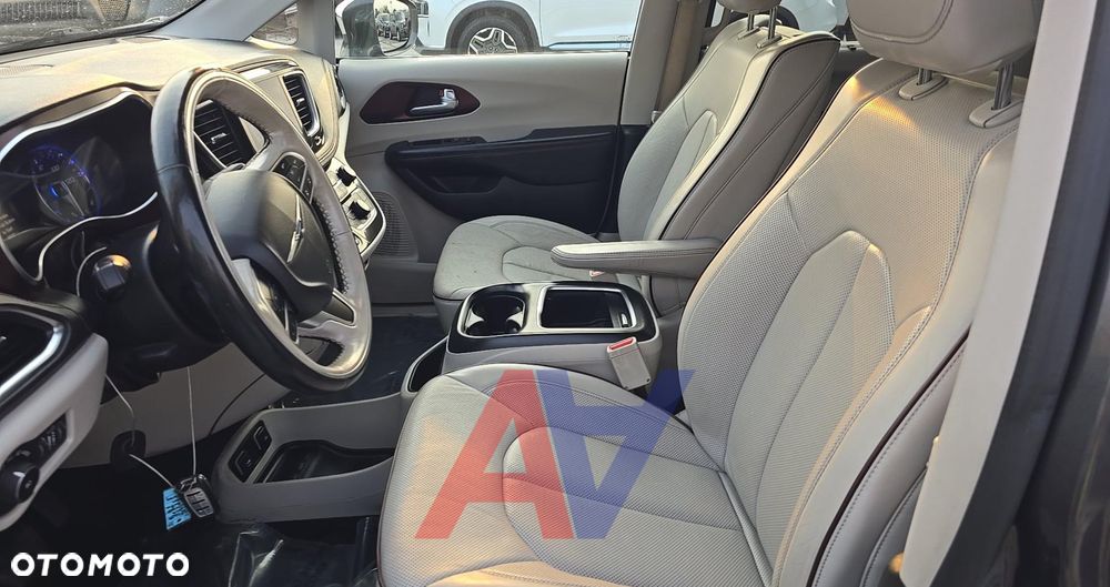 Chrysler Pacifica - 10