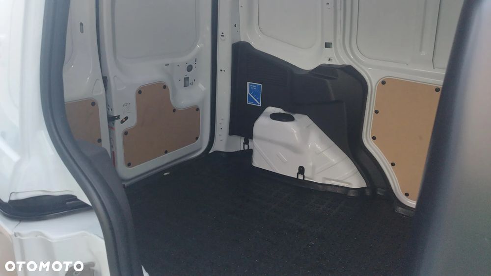 Ford Transit Courier - 23