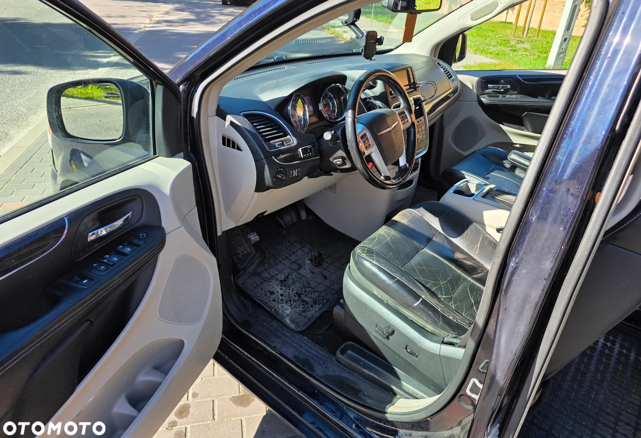 Chrysler Town & Country - 5