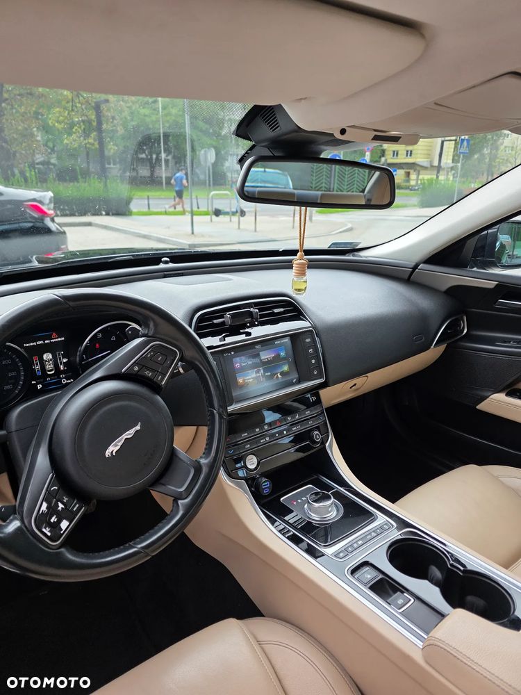 Jaguar XE 2.0 D Prestige - 12