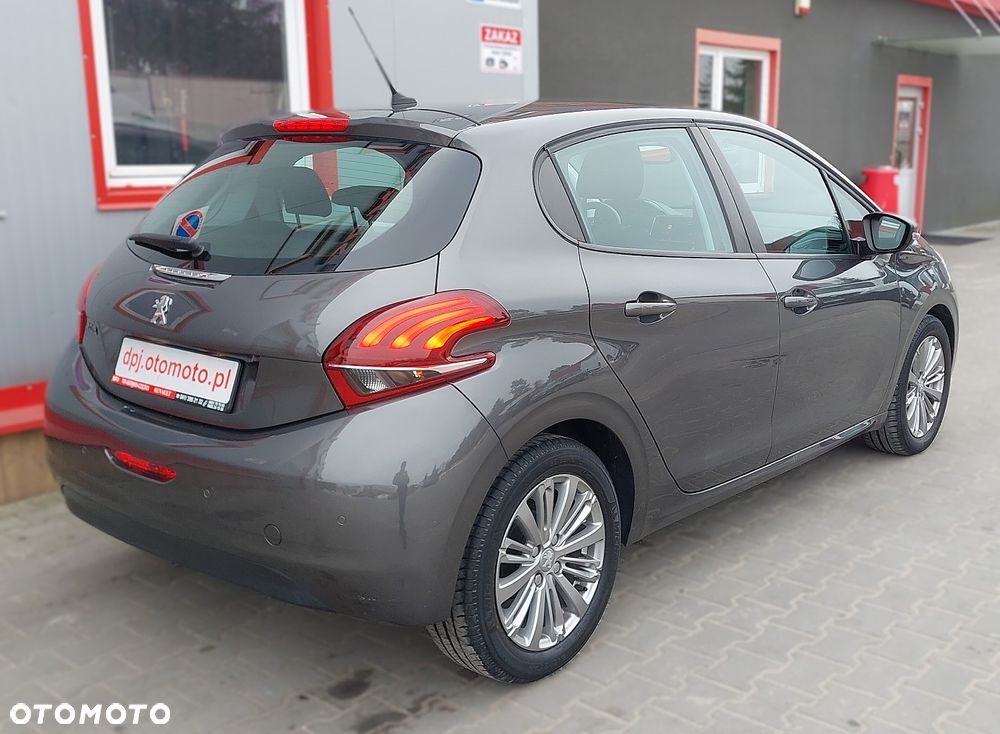 Peugeot 208 - 8