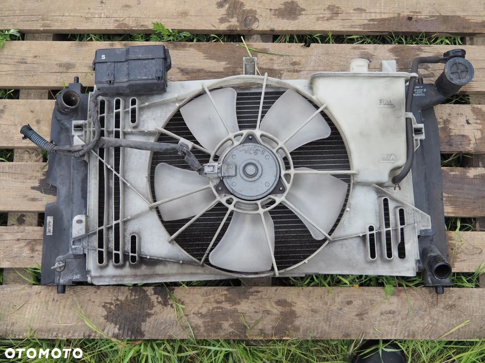 Chłodnica wody Toyota Avensis T25 1.8 VVT - 8