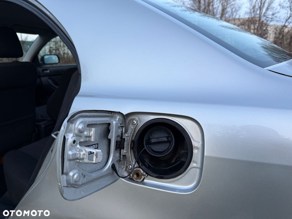 Toyota Avensis 1.8 VVT-i Luna - 24