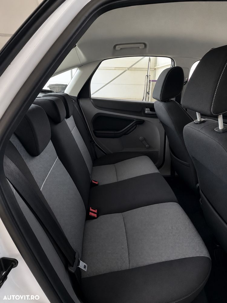 Ford Focus 1.6 TDCi Ambiente - 4