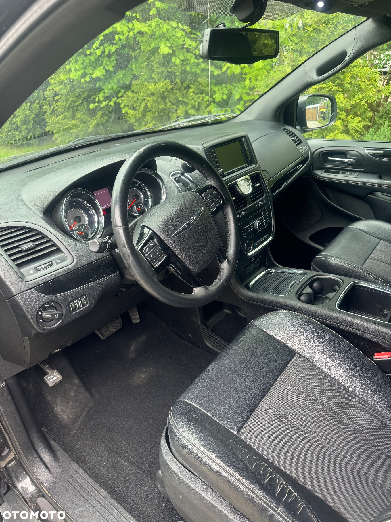 Chrysler Town & Country - 4