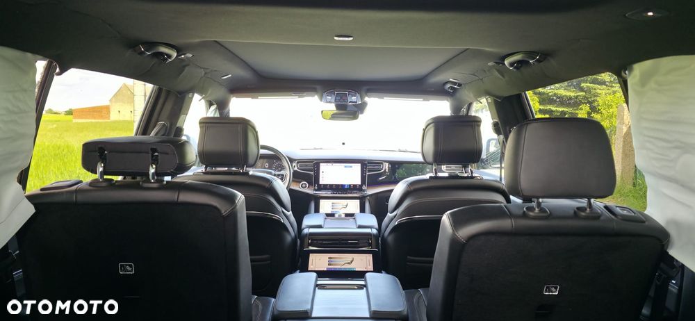 Jeep Grand Wagoneer - 15