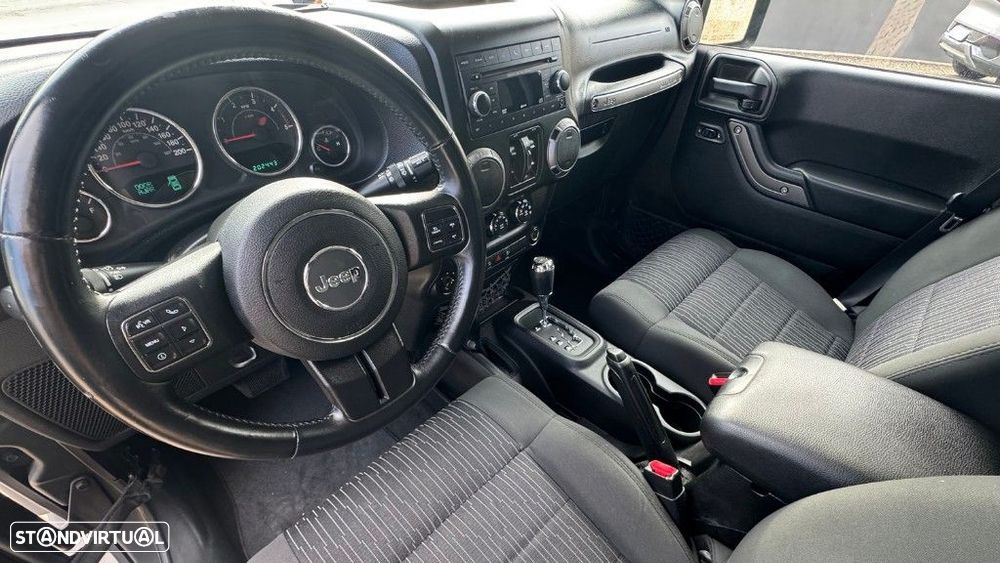 Jeep Wrangler Unlimited 2.8 CRD Auto Sport - 9