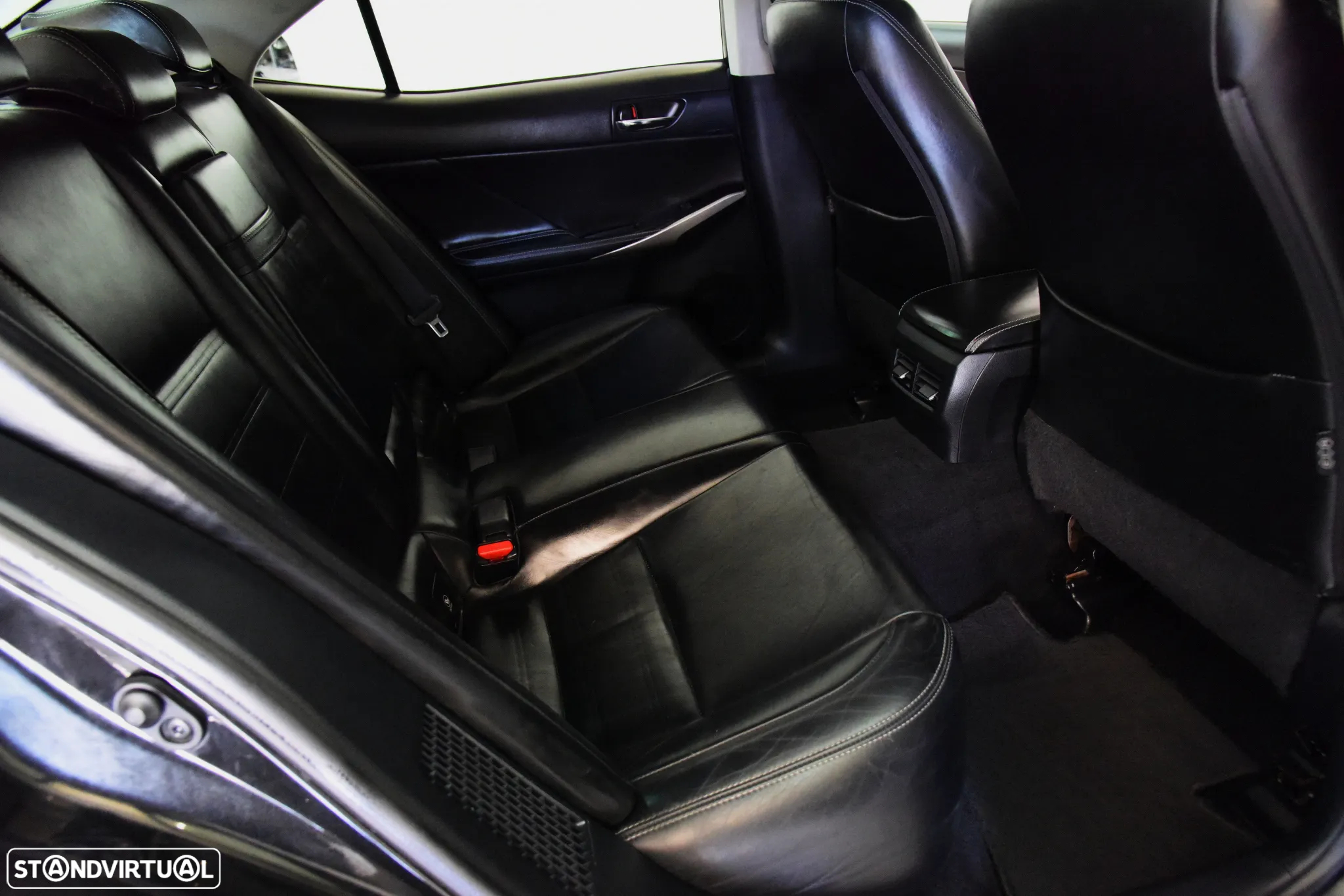 Lexus IS 300H Pack Executive - 26