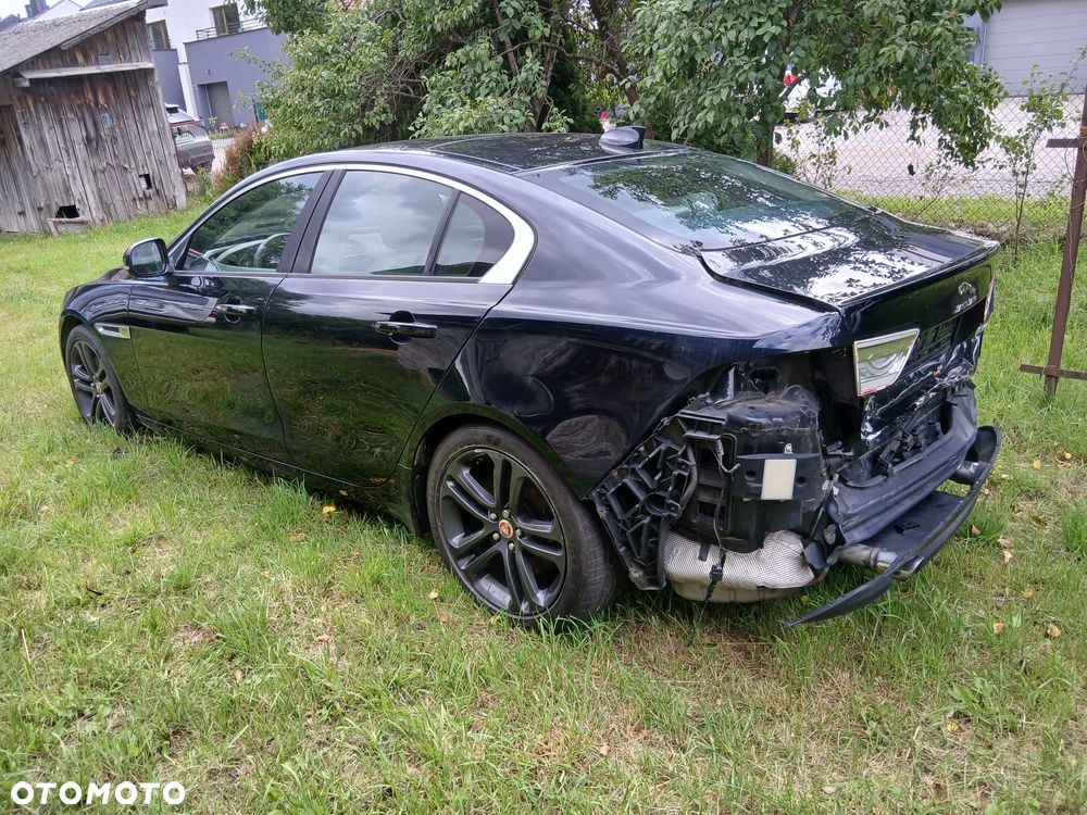 Jaguar XE - 4