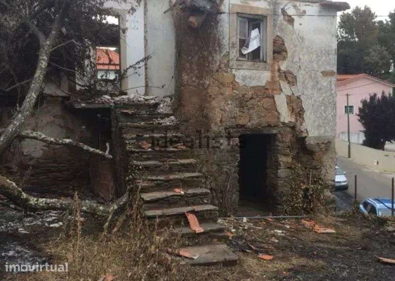 Terreno com ruina - Grande imagem: 2/3