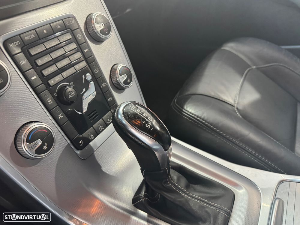 Volvo XC 70 2.0 D4 Momentum Geartronic - 36