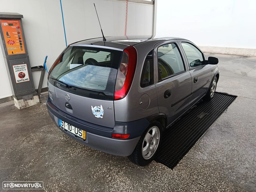 Opel Corsa 1.2 16V Confort - 2