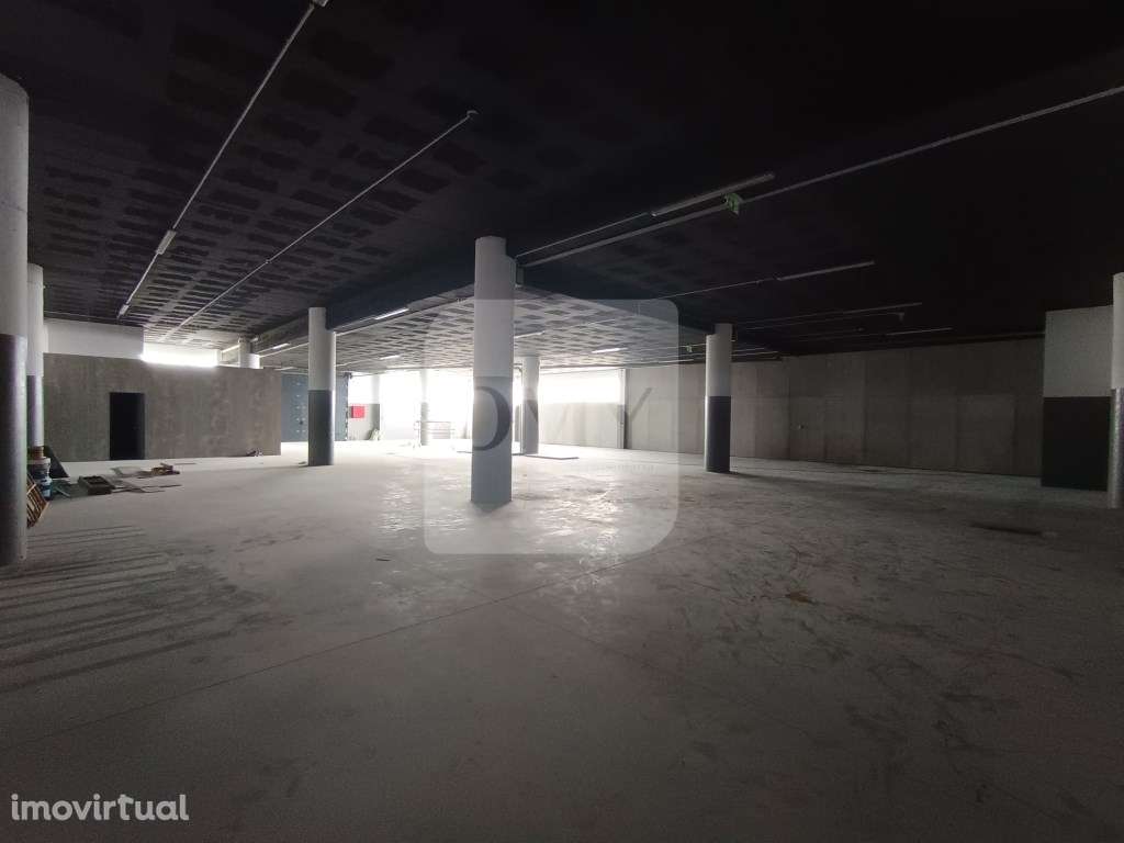 A estrear, armazém de 580 m2 na ZI de Constantim, Vila Real - Grande imagem: 4/9