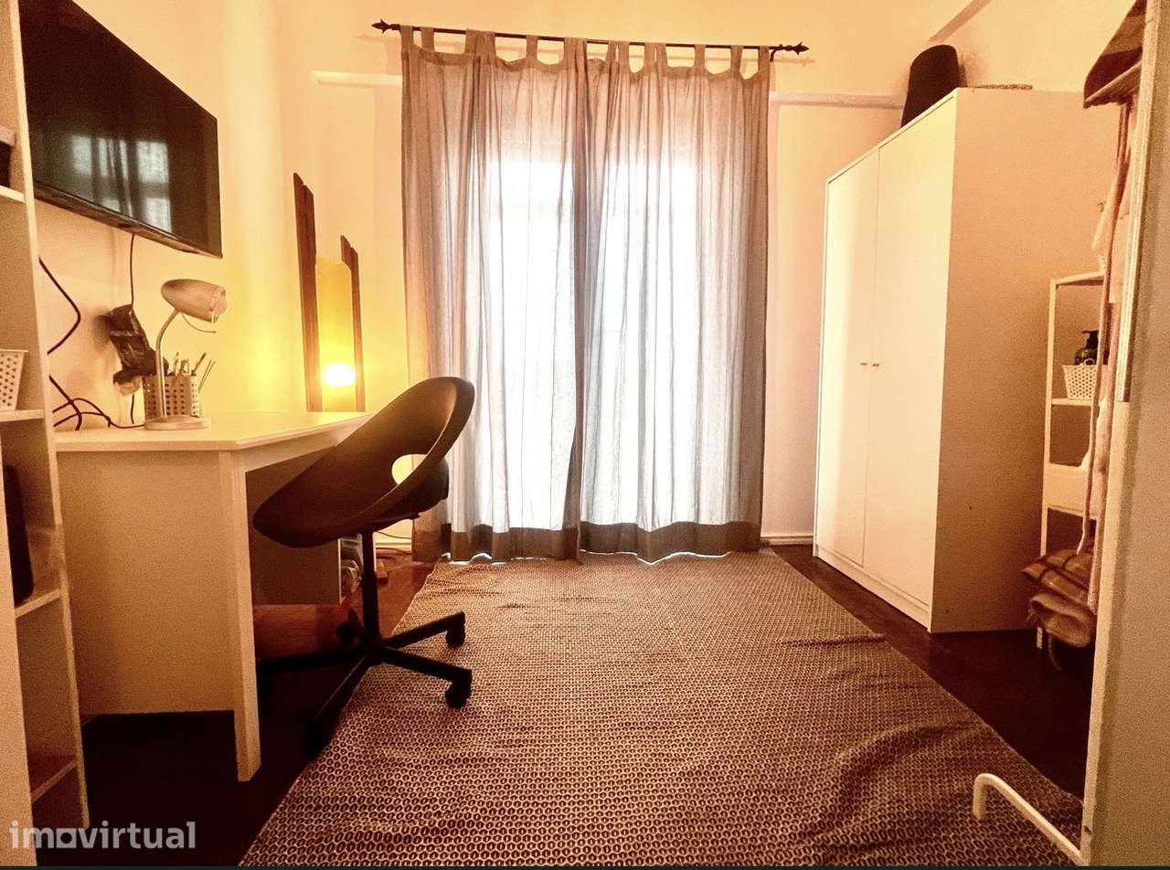 Quarto amplo com 2 divisões varanda excelente ambiente