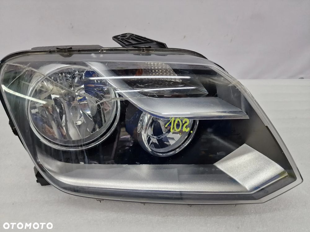 VW AMAROK 2H 09- PRAWA LAMPA PRZEDNIA PRZÓD , NR AUKCJI LA102 - 1