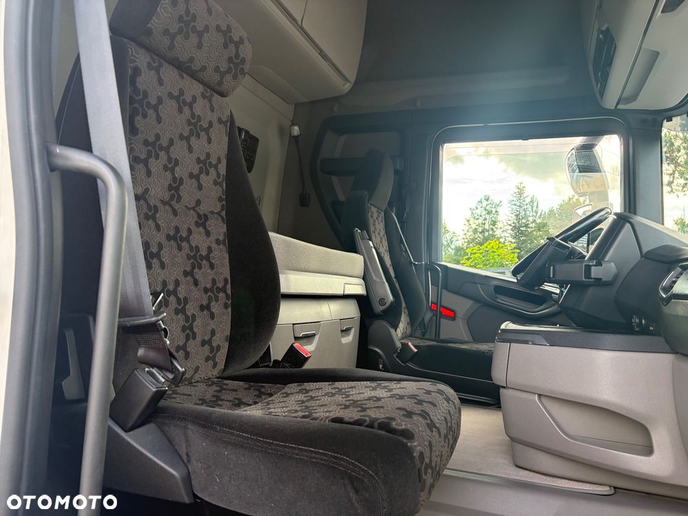 Scania R 450 | RETARDER | FULL LED | CAŁA NA PODUSZKACH | KLIMA POSTOJOWA | DWA ZBIORNIKI | NAWIGACJA | NOWE SPRZĘGŁO | SPROWADZONA | SUPER STAN - 32