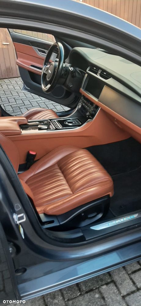 Jaguar XF 20d Portfolio - 7