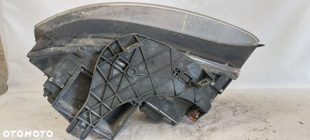 .  PRZOD PRZEDNIA LAMPA PRAWA AUDI A4 B6 - 8