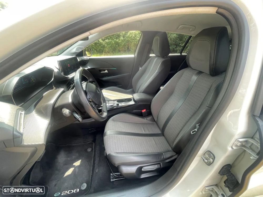 Peugeot e-208 50 kWh Allure Pack — fotografia 13