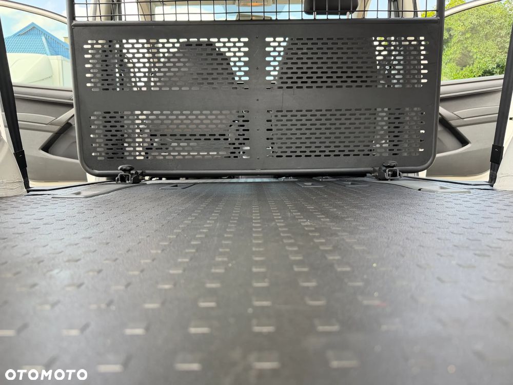 Volkswagen CADDY VAN MINIBUS 5cio Osobowy z Homologacją cięż. N1. Ładowność 707kg +5os. Mocny 2.0TDI Euro6, Bogate wyposażenie Reflektory Bi-KSENONOWE + Światła LED, Kierownica skórzana wielofunkcyjna, Tempamat, Ogranicznik, St. Radia oraz pełen komputer z kier. Czujniki cofania, Bezwypadkowy pełen serwis ASO VW - 14