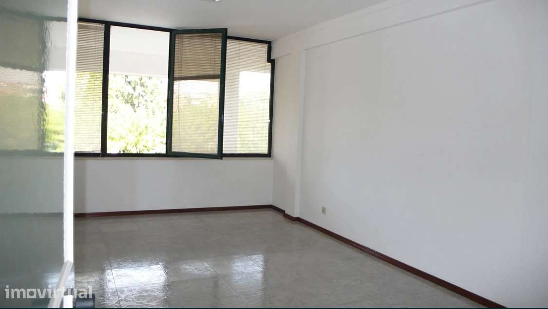 Arrenda-se escritório na Batalha
500 € - Grande imagem: 2/7