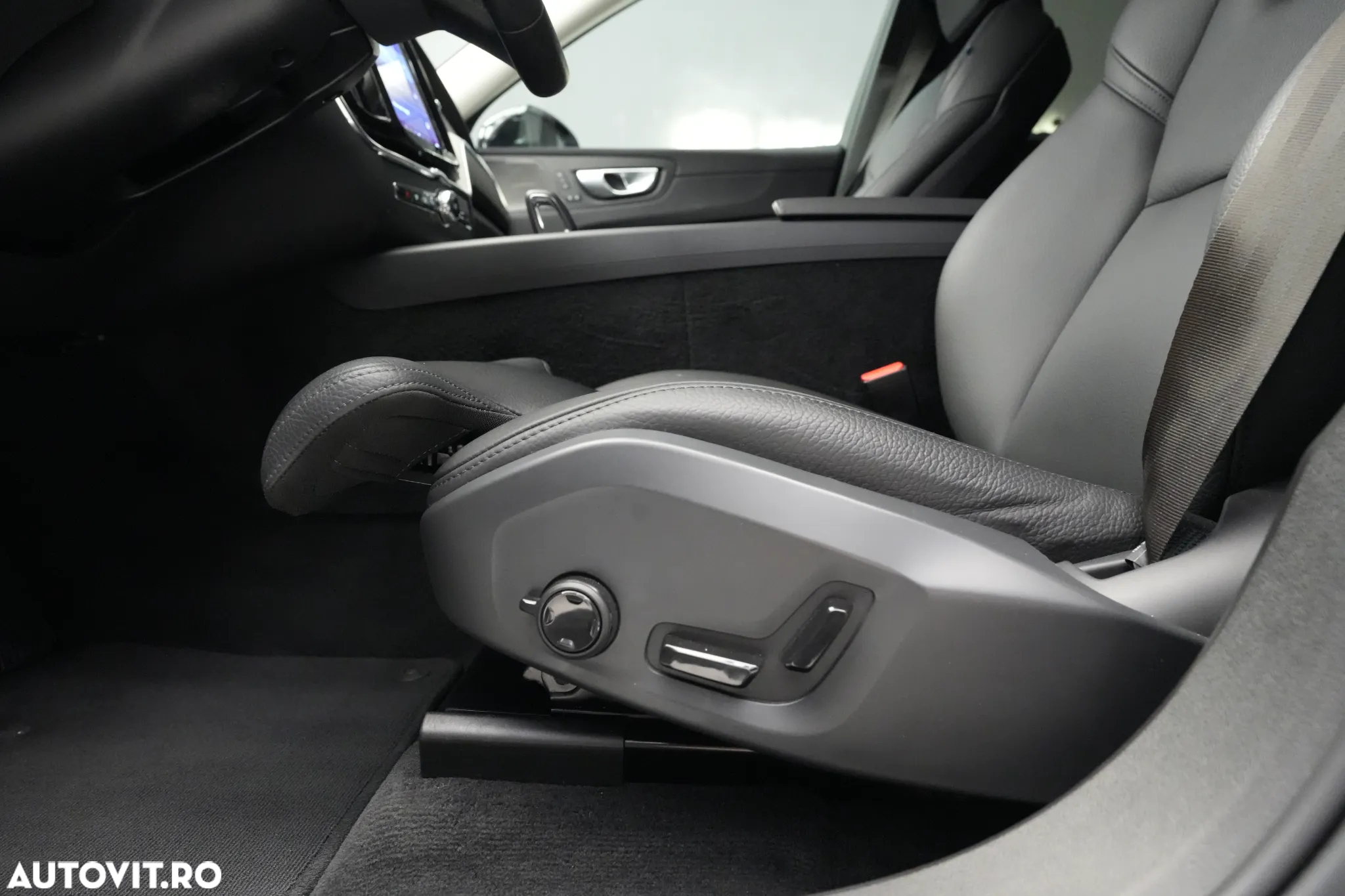 Volvo XC 60 B4 B Plus Dark - 8