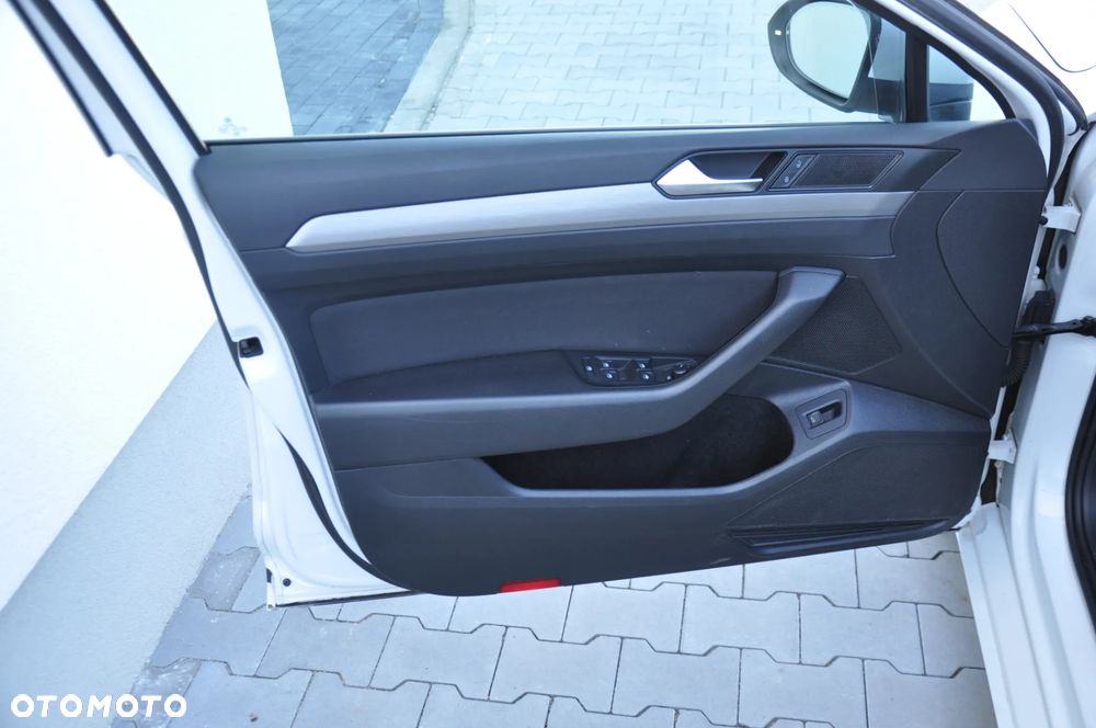 Volkswagen Passat 2.0 TDI SCR Comfortline - 12
