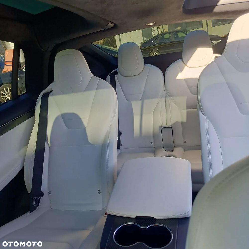 Tesla Model X - 17