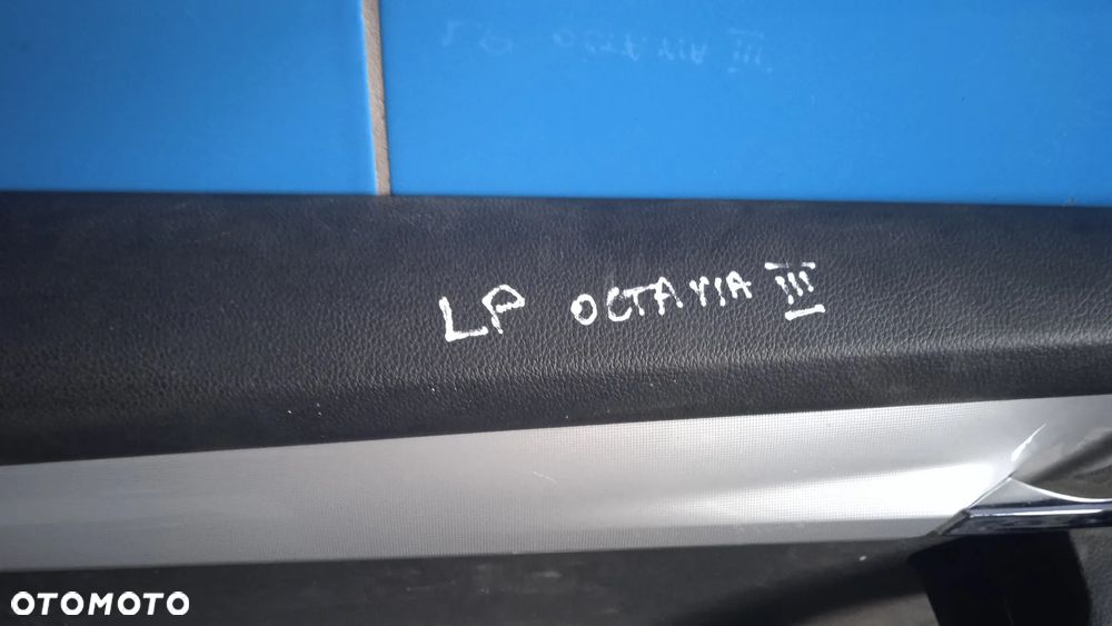 Boczek drzwi lewy przód Skoda Octavia III - 2