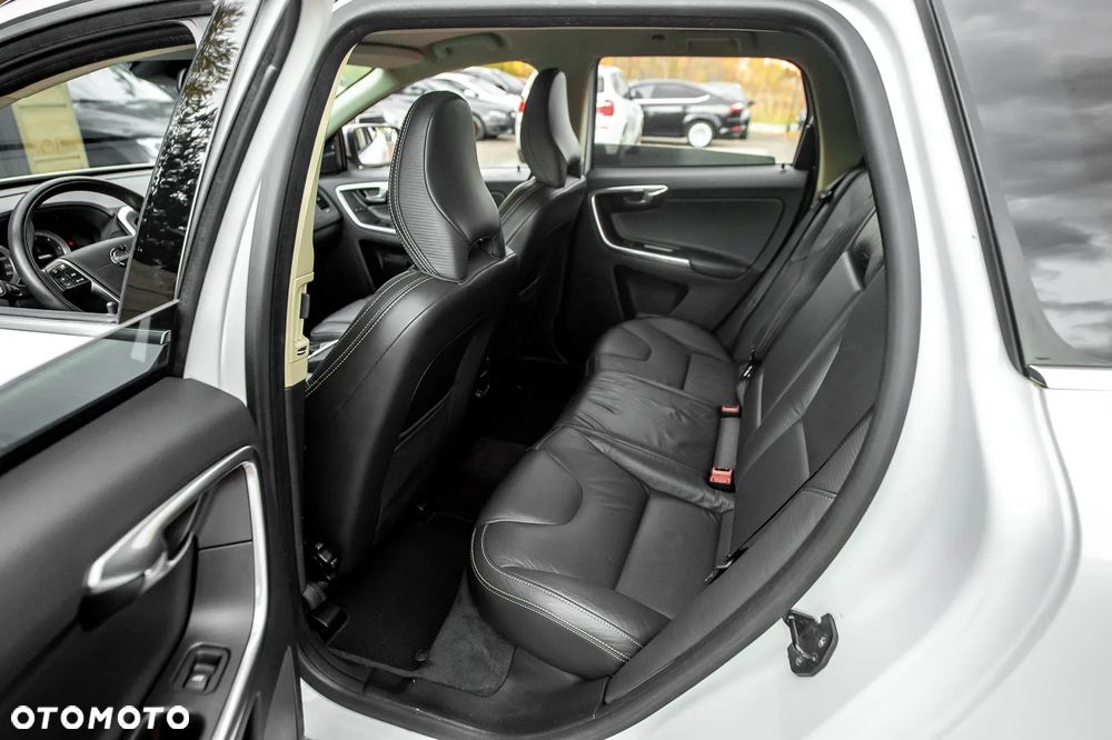 Volvo XC 60 2.4D AWD R-Design - 18