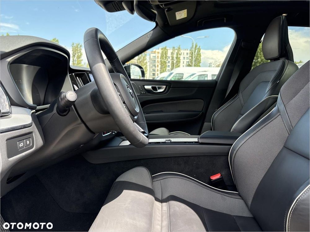 Volvo XC 60 T6 Plug-In Hybrid AWD Plus Dark - 11