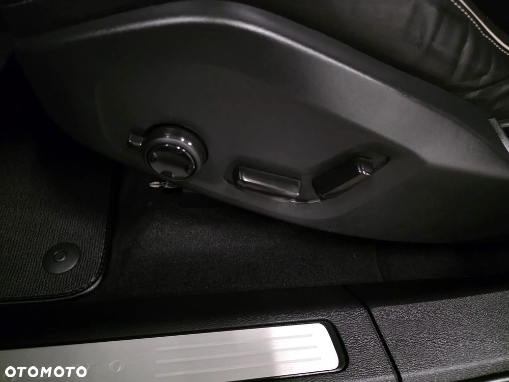 Volvo XC 60 B4 D AWD Plus Dark - 20