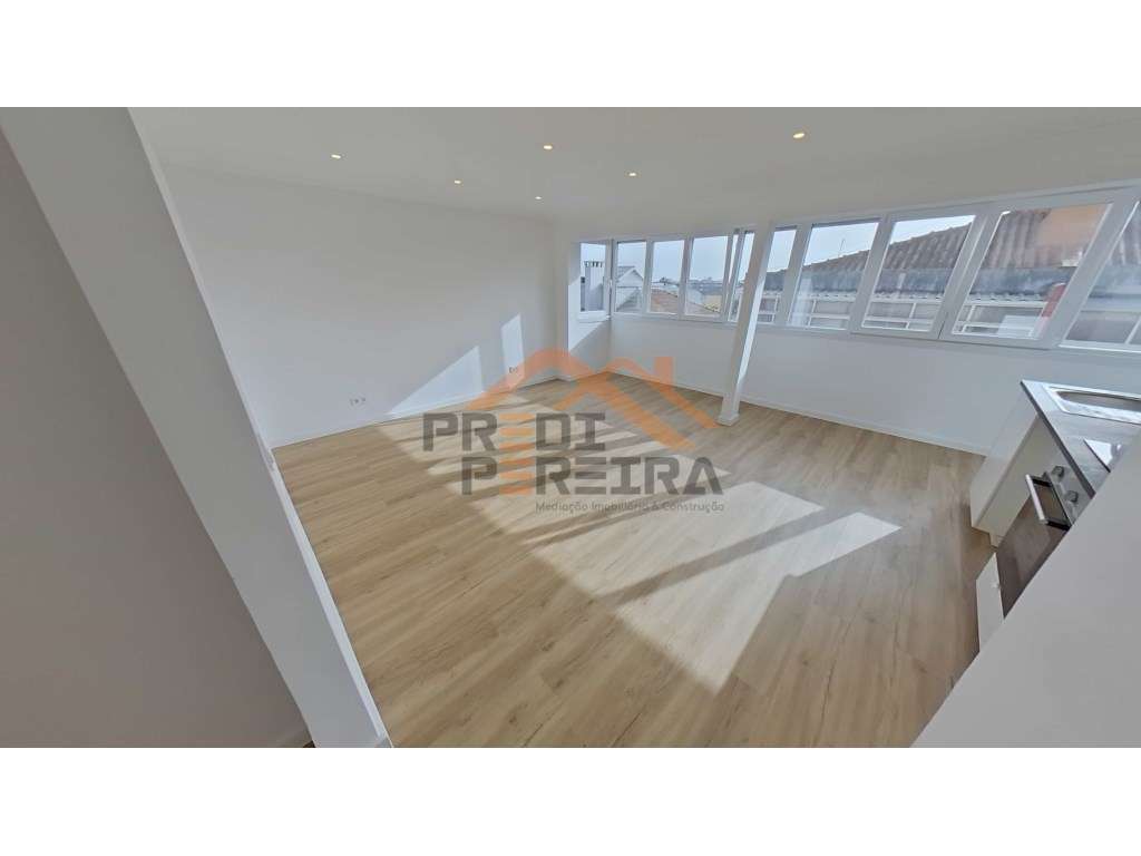 T3 remodelado, situado no Cacém. - Grande imagem: 2/24