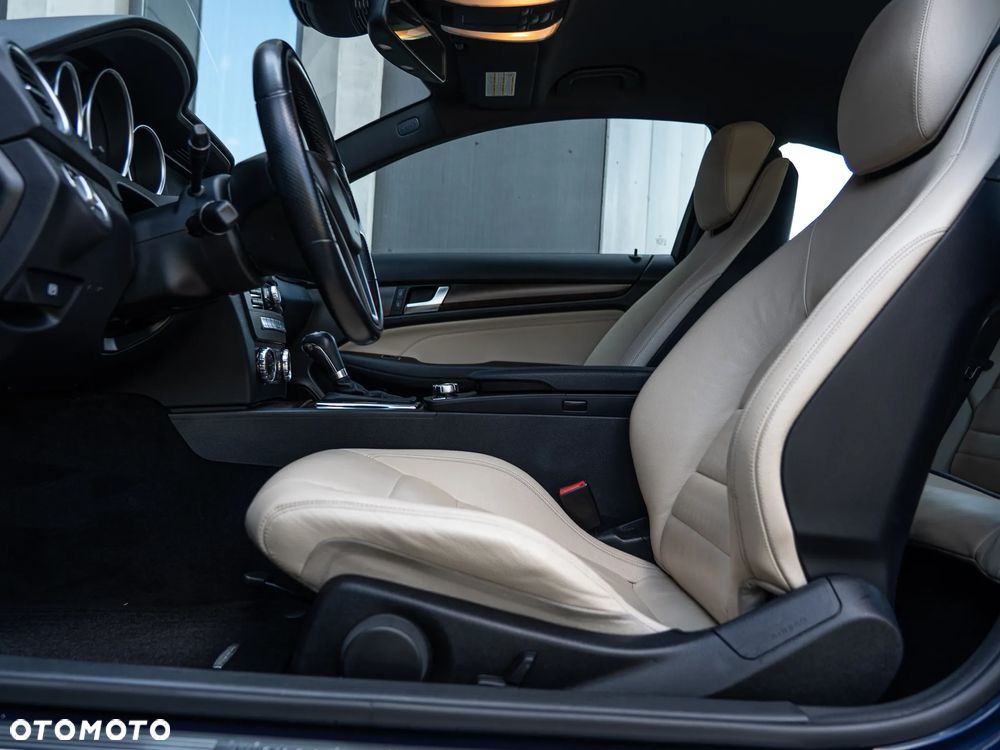 Mercedes-Benz Klasa C 250 CGI BlueEff - 23