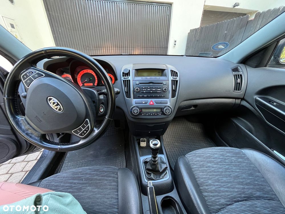 Kia Ceed - 11
