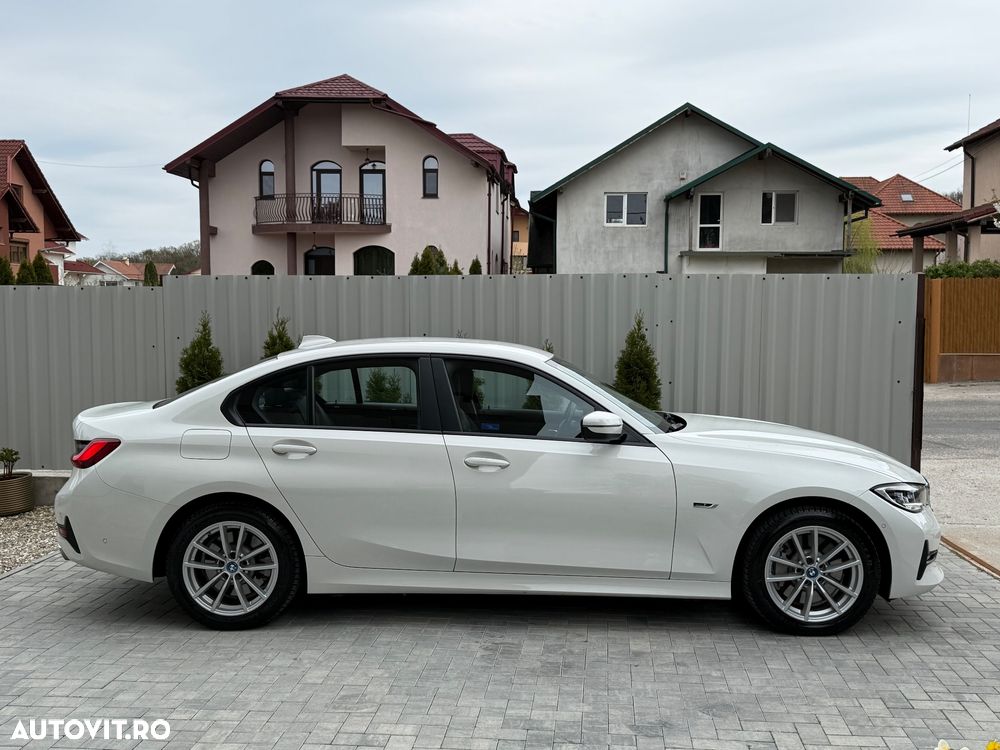 BMW Seria 3 330e xDrive Aut. Sport Line - 12