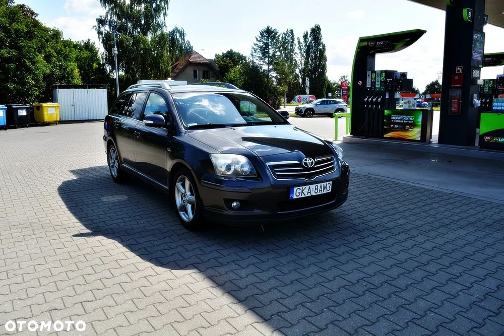 Toyota Avensis 2.2 D-4D Sol - 2