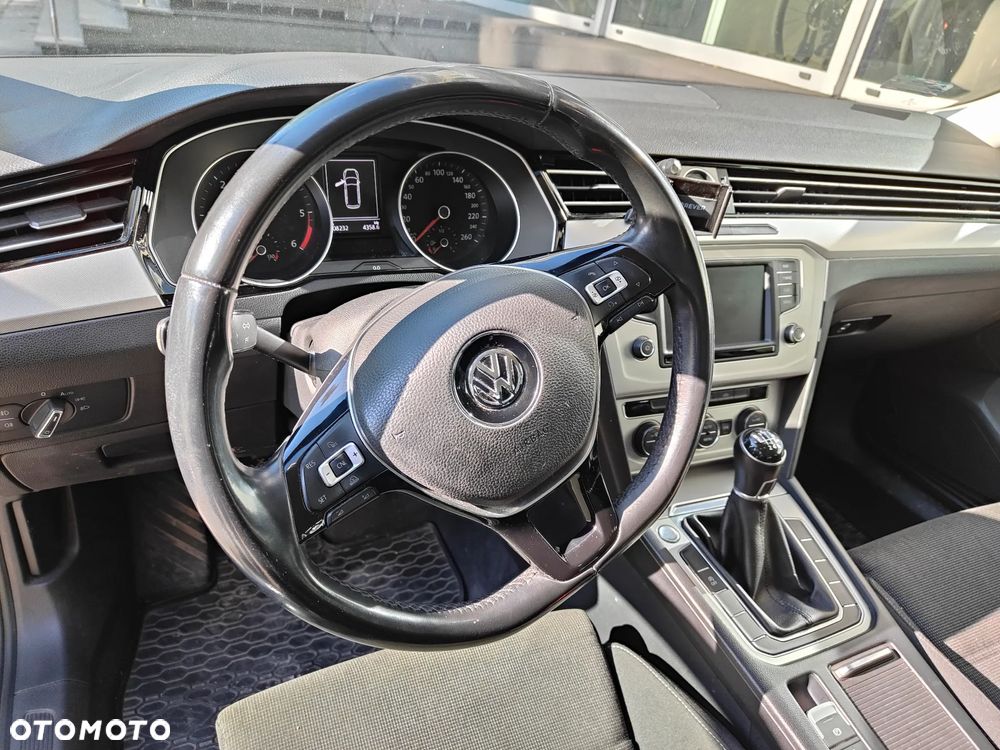 Volkswagen Passat 2.0 TDI SCR Comfortline - 12