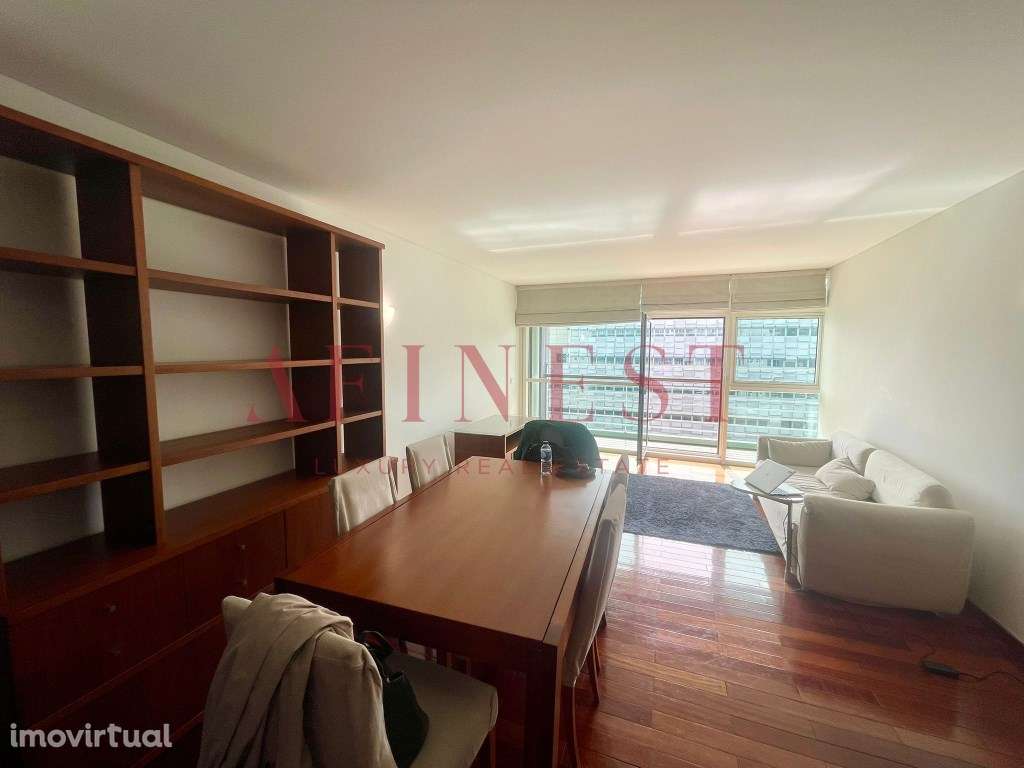 APARTAMENTO T2 COM VARANDA, GARAGEM E VISTA RIO - PARQUE DAS NAÇÕES - Grande imagem: 5/17