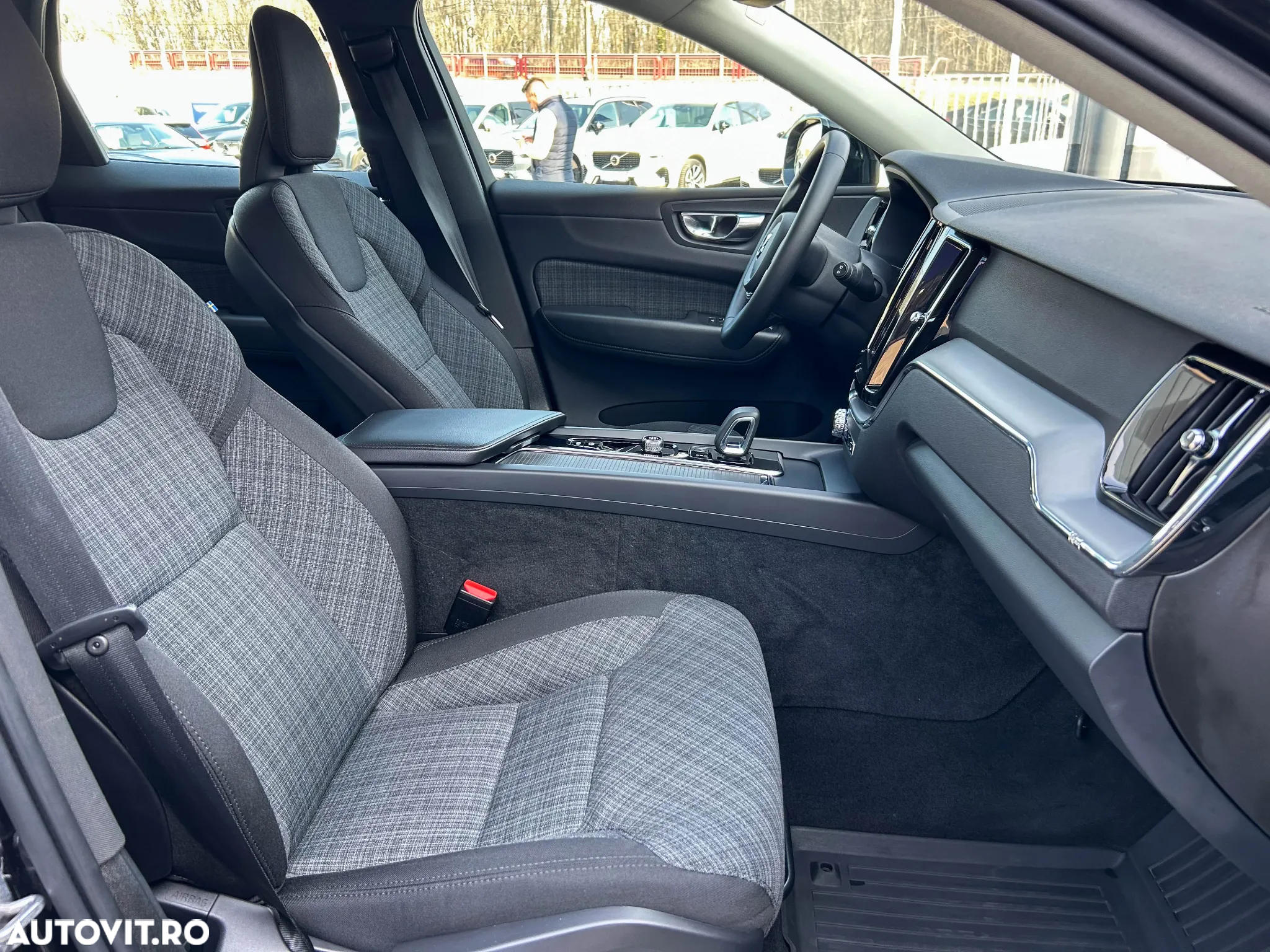 Volvo XC 60 B5 MHEV AT8 AWD Momentum Pro - 17