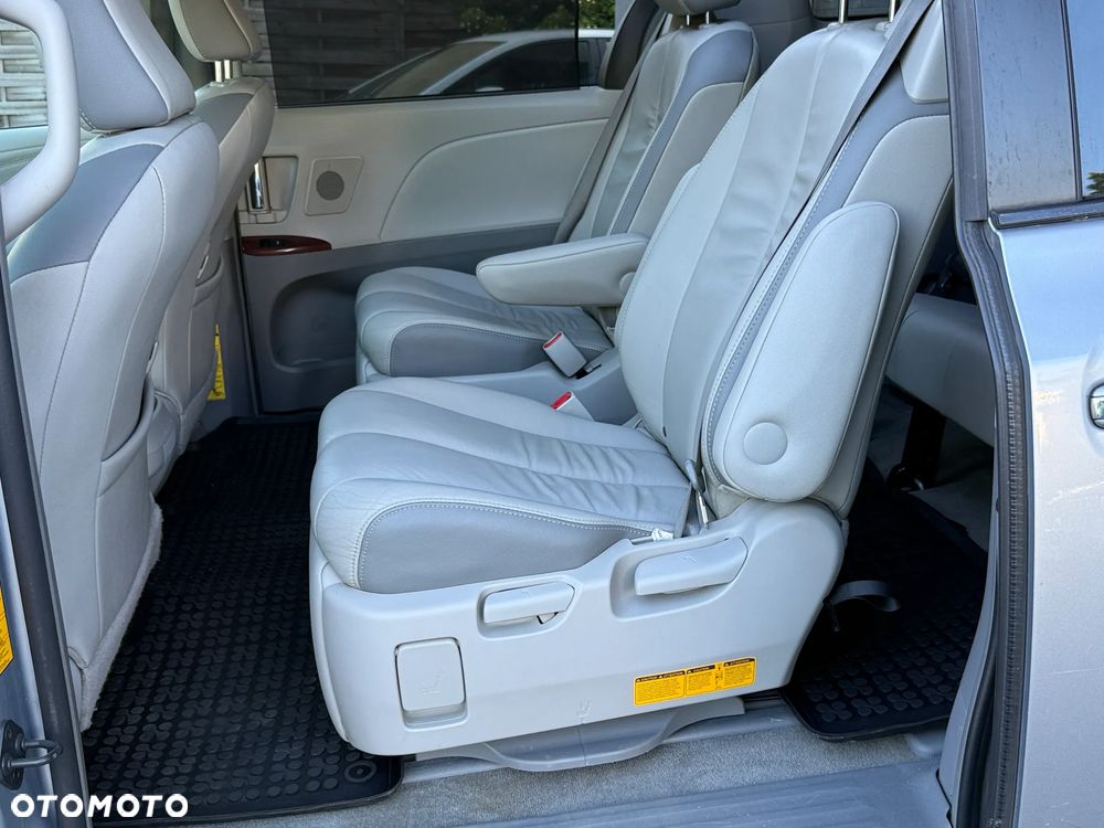 Toyota Sienna 3.5 LE AWD - 24