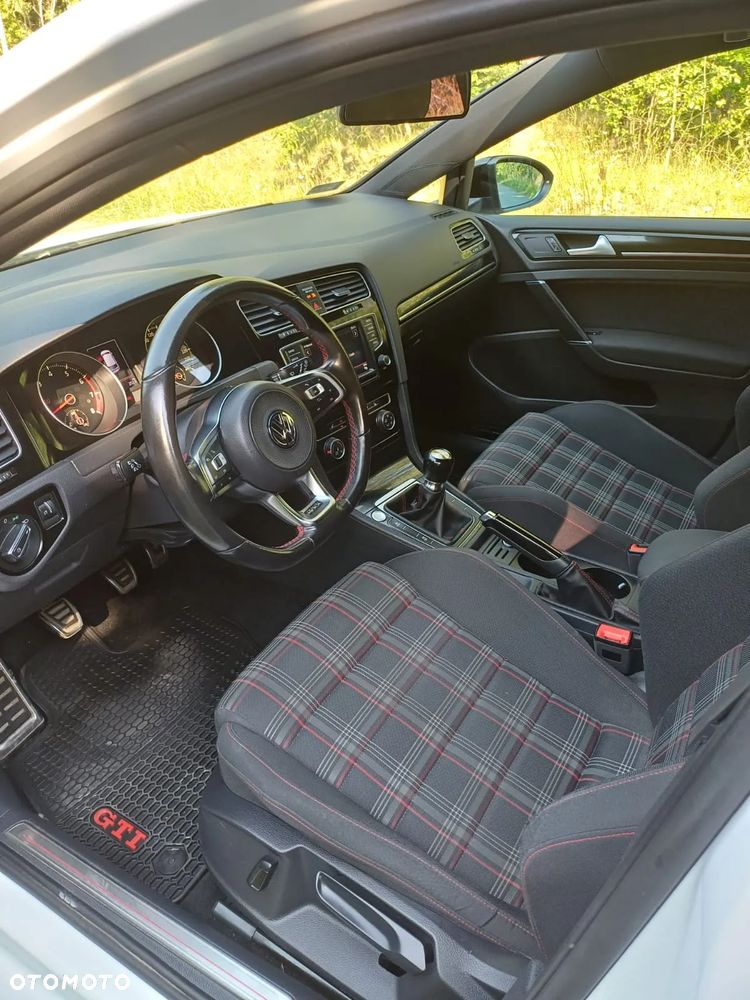 Volkswagen Golf 2.0 TSI GTI - 2
