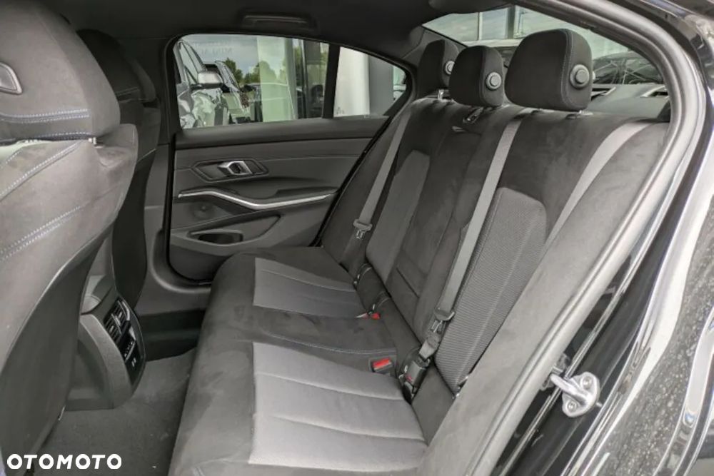BMW Seria 3 318i M Sport - 16