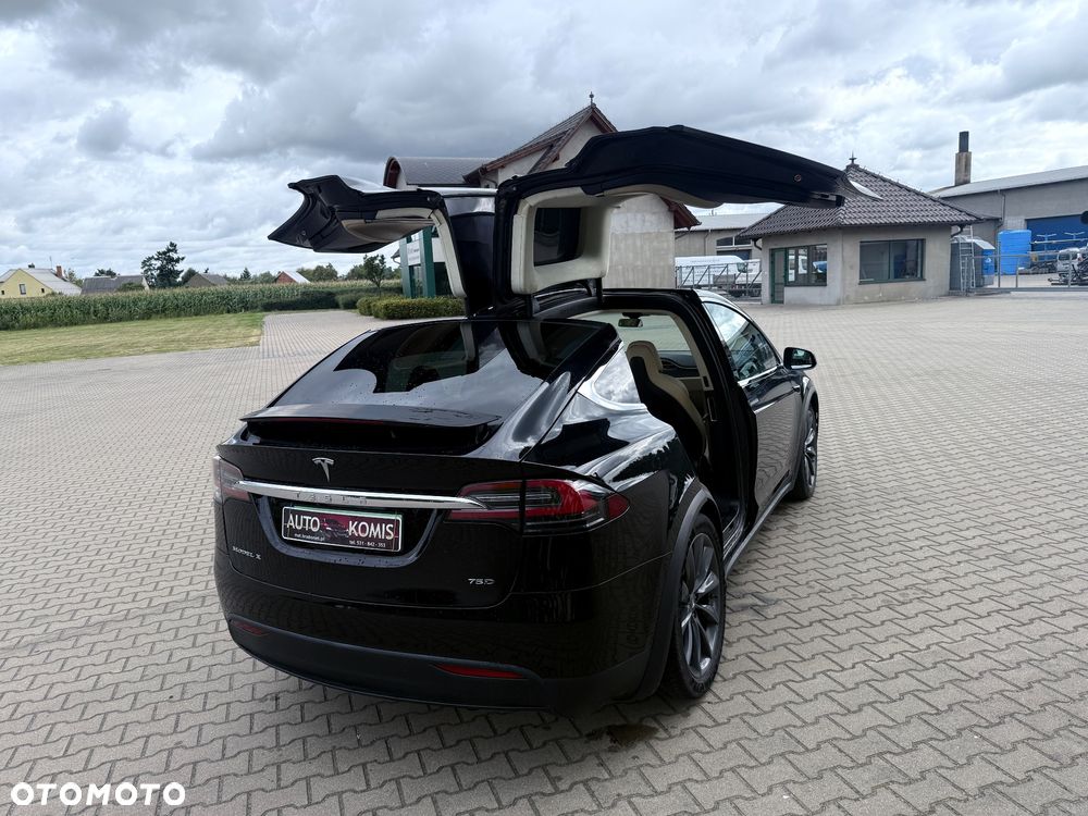Tesla Model X - 10