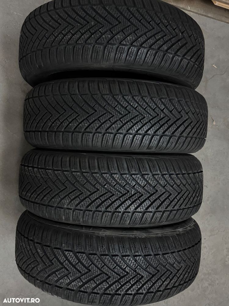 Vând 4 anvelope 195/60/15 vredestein de iarnă noi